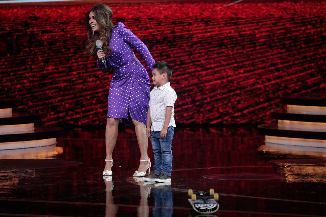 Al momento de que el representante de los 'Sacachispas' se acercó a los jueces para conocer su calificación, estos le pidieron que repitiera el trabalenguas que no dijo correctamente y que montara bien la patineta.