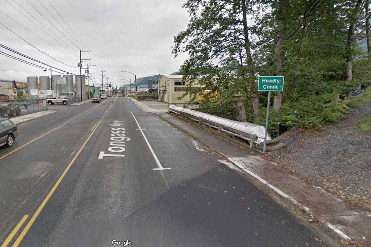 <b>Alaska, condado de Ketchikan Gateway</b>.
<br>
<br>Autopista South Tongass sobre Hoadley Creek.
<br>
<br>Construido en 1957.
<br>
<br>La publicación especializada Architectural Digest investigó la data de la infraestructura del país recolectada por la
<a href="https://www.artba.org/"><u>Asociación Estadounidense de Constructores de Carreteras y Transporte</u></a>. Según el estudio, en la clasificación global de la la calidad de la infraestructura del Banco Mundial de 2016 Estados Unidos ocupó el octavo lugar.