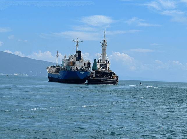 El Sea Paradise sale de Barahona remolcando el barco petrolero.
<br>