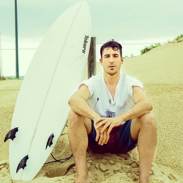 El apuesto y musculoso actor llega a la pantalla de UniMás para enamorarnos como ‘Alberto Márquez’ en la serie Velvet. Aquí te dejamos con las mejores del galán español más deseado por todas.