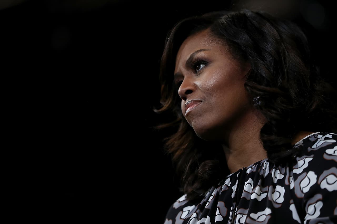 Tanto Michelle Obama como su esposo han dejado una fuerte huella y parte de su vida en la Casa Blanca. Y aunque no es asunto de Estado,
<b>no podemos ignorar la importancia cultural que ha tendio el pelo en este tiempo. </b>En 2012, un
<a href="https://twitter.com/TVietor08/status/757760388217745408/photo/1?ref_src=twsrc%5Etfw">niño pequeño</a> le preguntó a
<a href="http://www.vox.com/2016/7/25/12282926/dnc-michelle-obama-little-boy-hair-photo">Barack Obama:</a> "¿es mi pelo como el suyo?".
<br>Por tanto, no podemos dejar de preguntarnos qué hubiera sucedido si al menos una vez, ella hubiera usado el pelo con su textura natural.