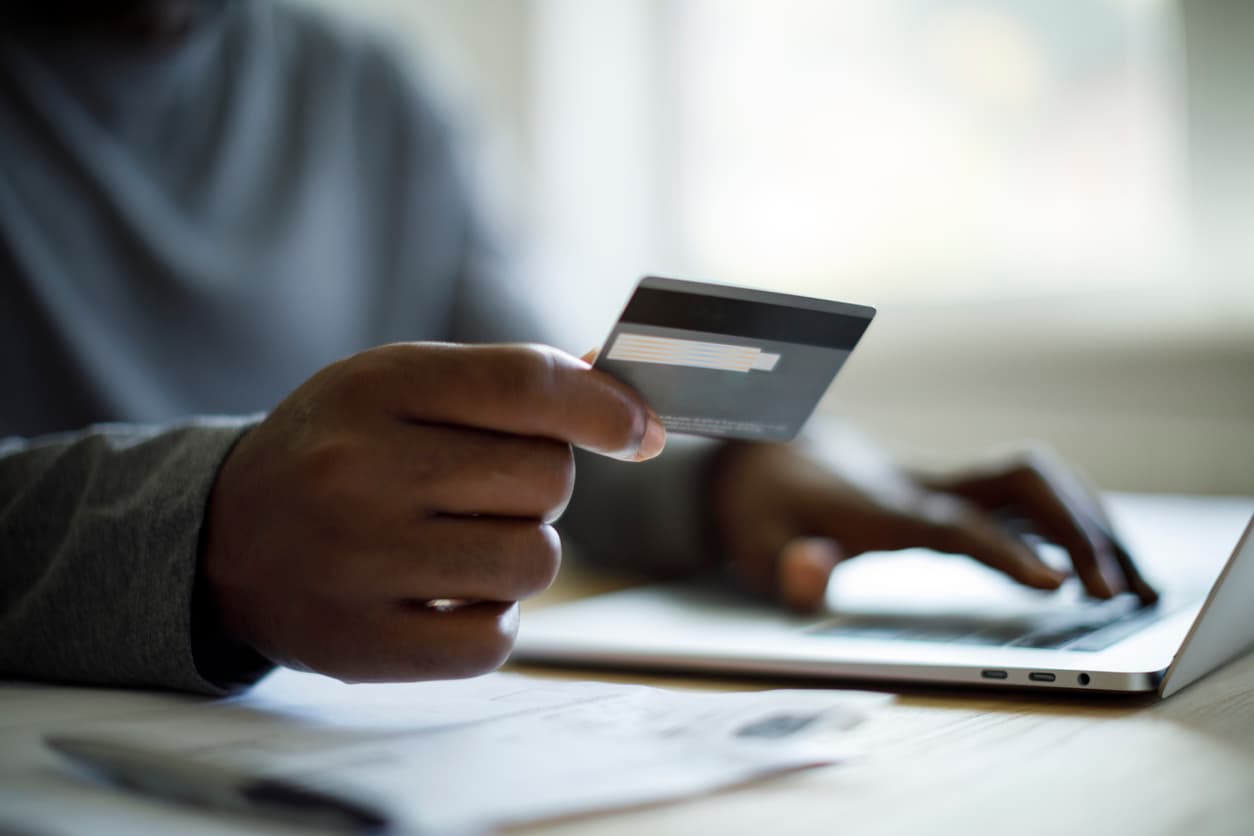 La deuda de tarjetas de crédito de los estadounidenses está cerca de un máximo histórico: ¿Deberías pagar con tu plan 401(k)?