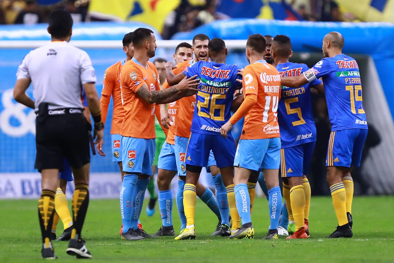 Una vez terminado el partido con el marcador final de 3-0 a favor del América se presentó un conato de bronca en el terreno de juego.