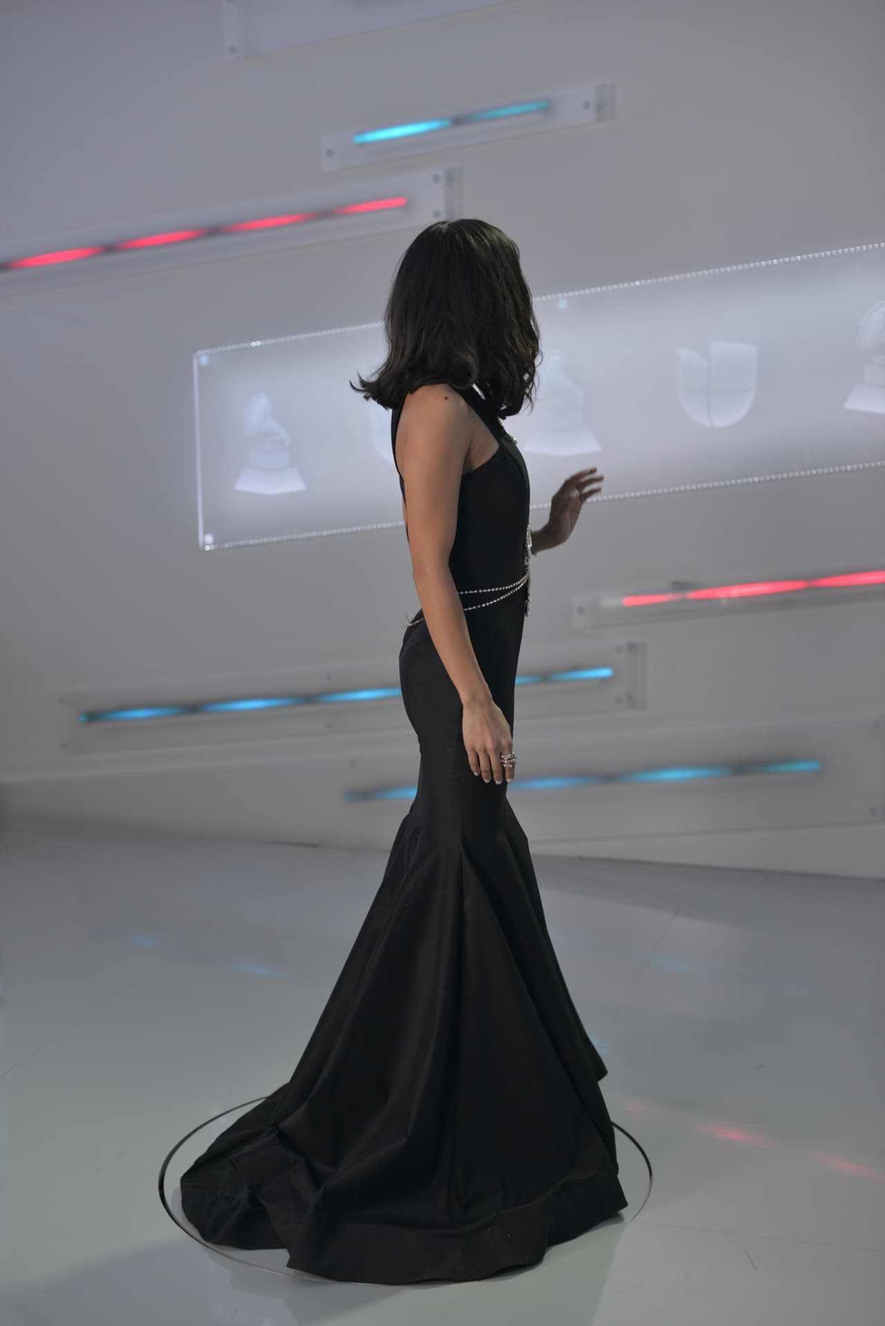 Un vistazo al look completo de Ale Espinoza en 360 grados.