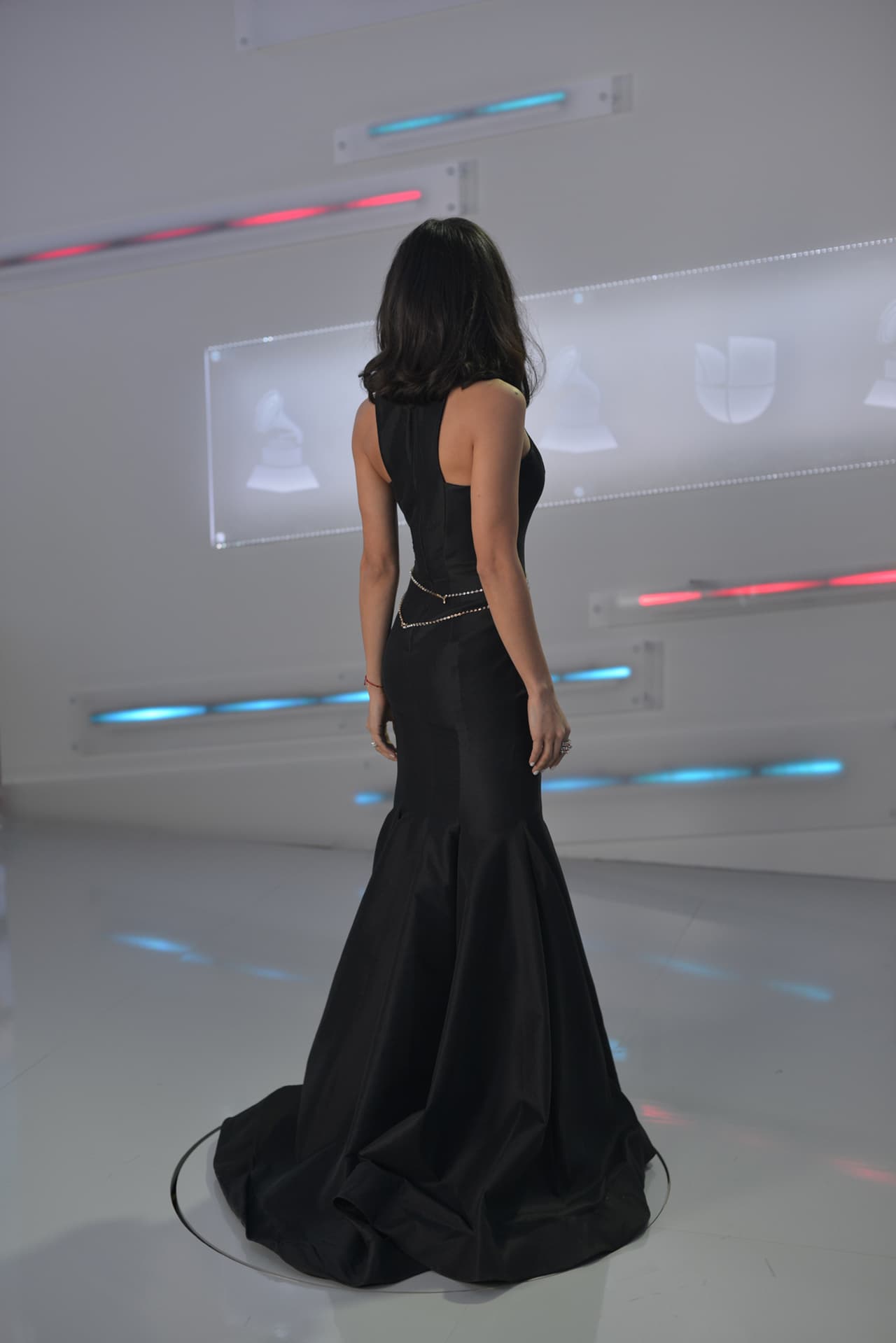 Un vistazo al look completo de Ale Espinoza en 360 grados.