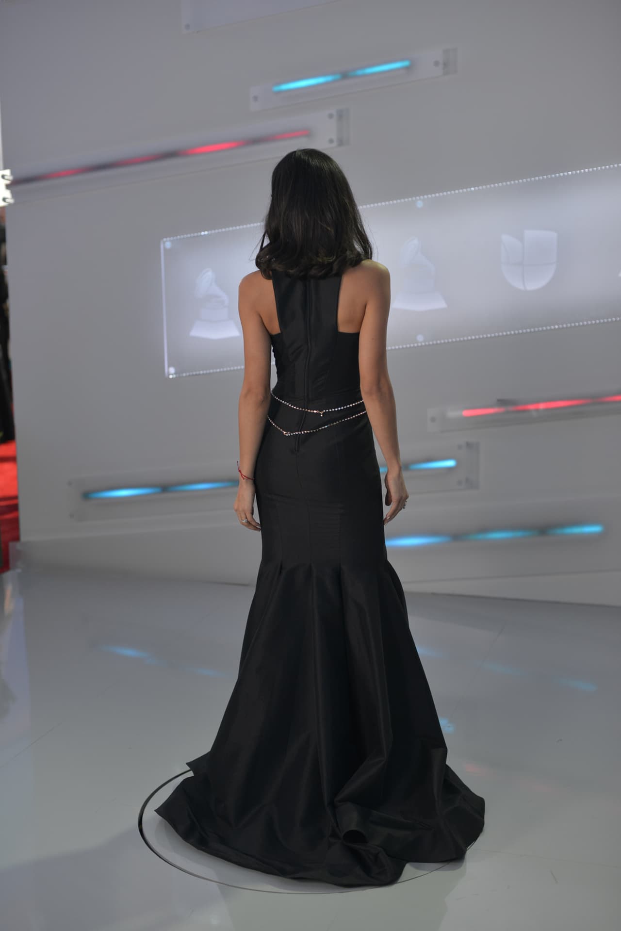 Un vistazo al look completo de Ale Espinoza en 360 grados.