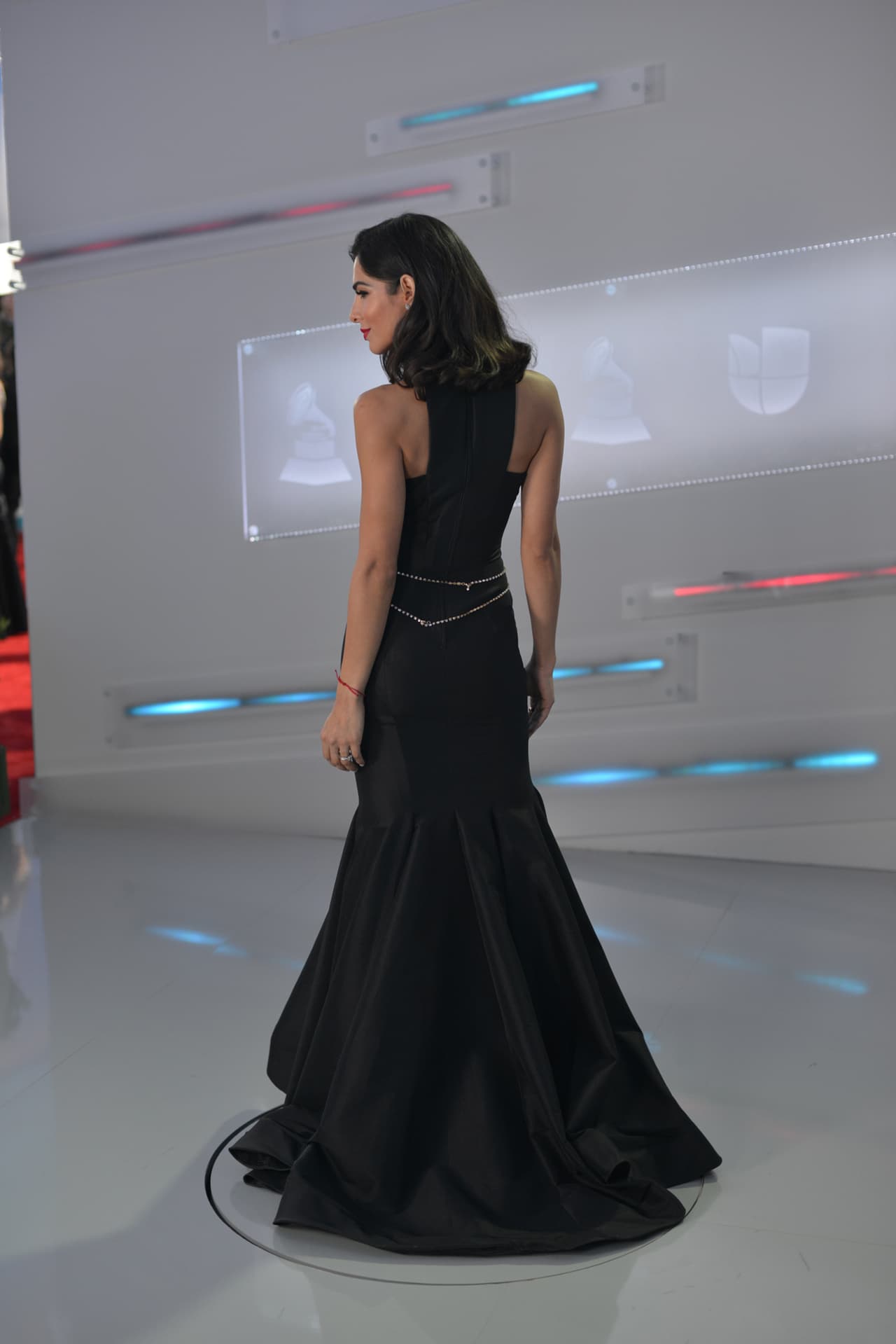 Un vistazo al look completo de Ale Espinoza en 360 grados.