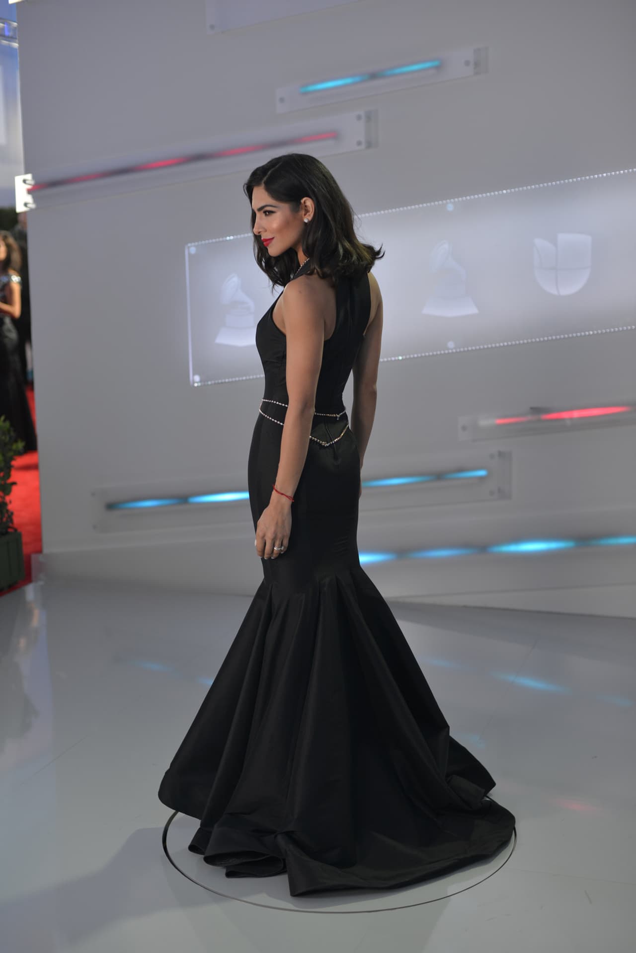 Un vistazo al look completo de Ale Espinoza en 360 grados.