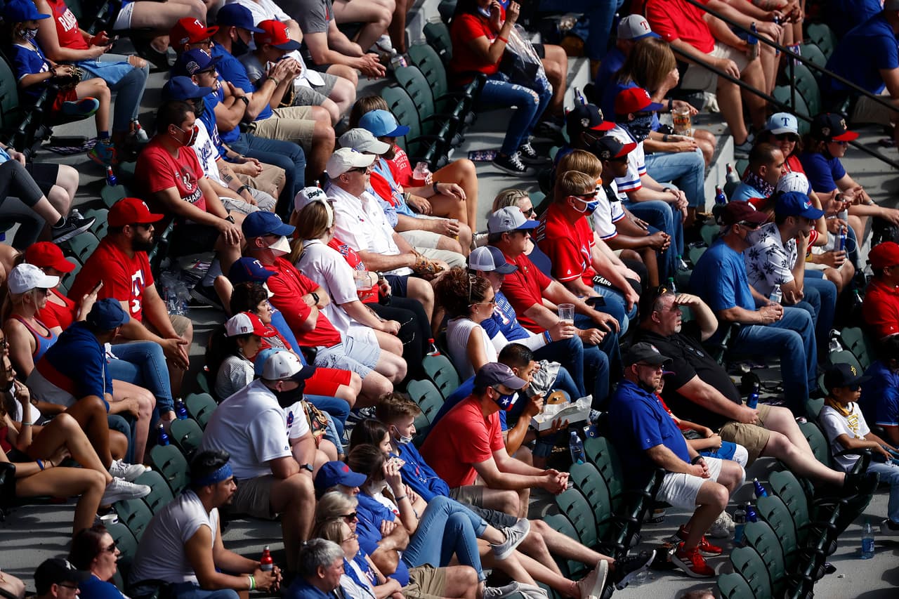 Los 37,238 asistentes llenaron el estadio Globe Life Field para presenciar el Blue Jays vs. Rangers Texas en tiempos de coronavirus.