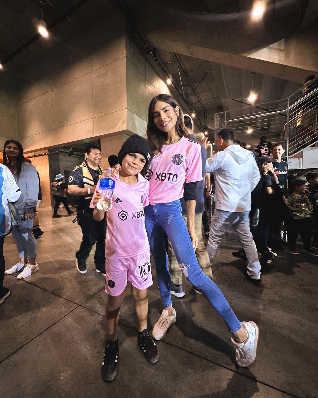 “Definitivamente anoche será un ‘core memory’ para ambos. Primera vez de Matteo en un estadio y viendo a su favorito”, escribió para describir una serie de imágenes que colgó en un ‘post’.
<br>