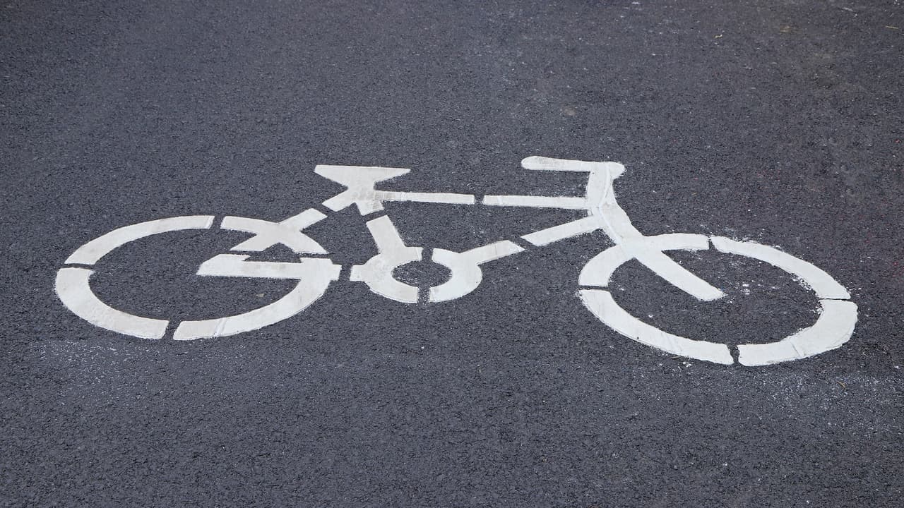 Muere adolescente atropellado en bicicleta eléctrica en Manhattan tras choque con una SUV.