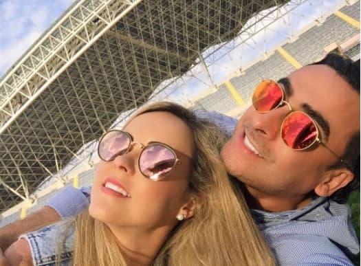 “Hemos sabido compaginar muy bien nuestra relación y luego se sumó a mi vida una mujer que es Karla, mi esposa, que ama a mis hijos y ellos la adoran, la aman” acotó el presentador de 56 años de edad.