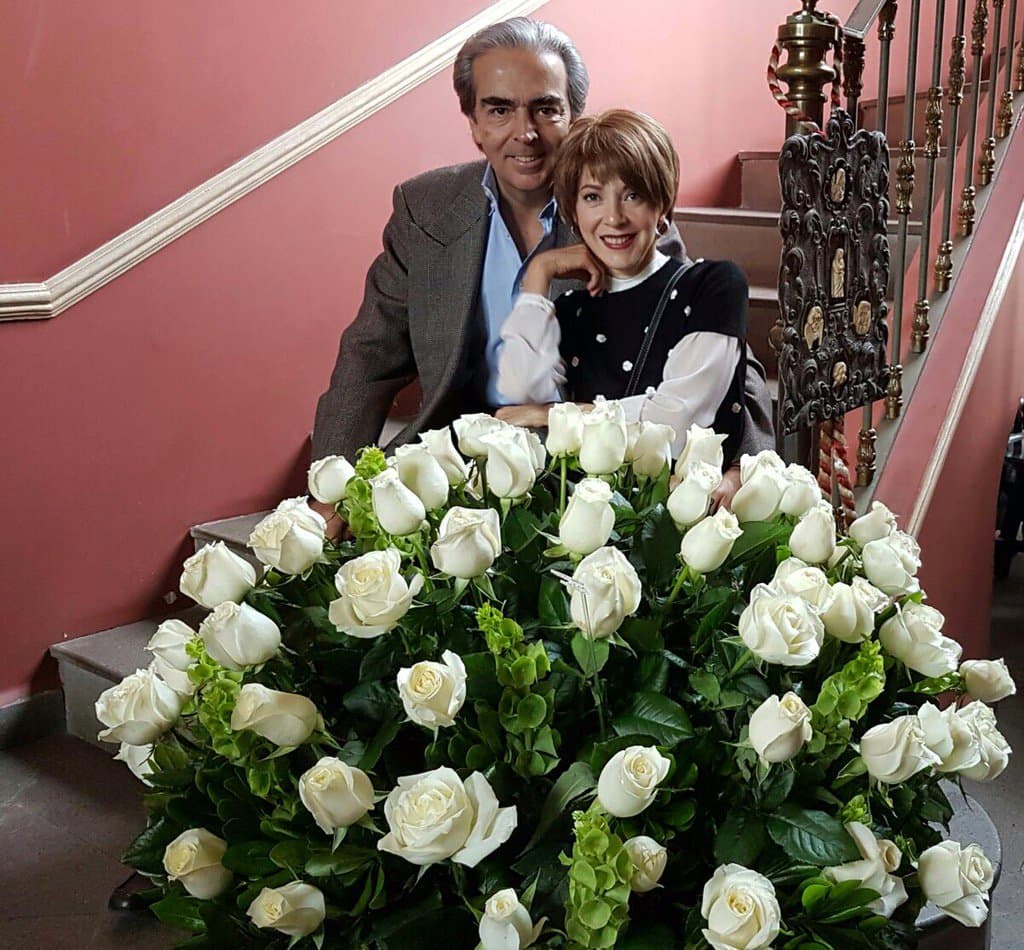 El amor que le profesa
<b>Lorenzo</b> a
<b><a href="http://www.univision.com/temas/edith-gonzalez">Edith</a></b> es inmenso, es por eso que el día de su aniversario le regaló un enorme ramo de rosas blancas "YA SON 6!!!!! GRACIAS AMORRRR!!!! Eres mi Santo (el enmascarado de plata)!!!! OLÉ!!!!!!" fue como la actriz festejó su último año juntos en Twitter.