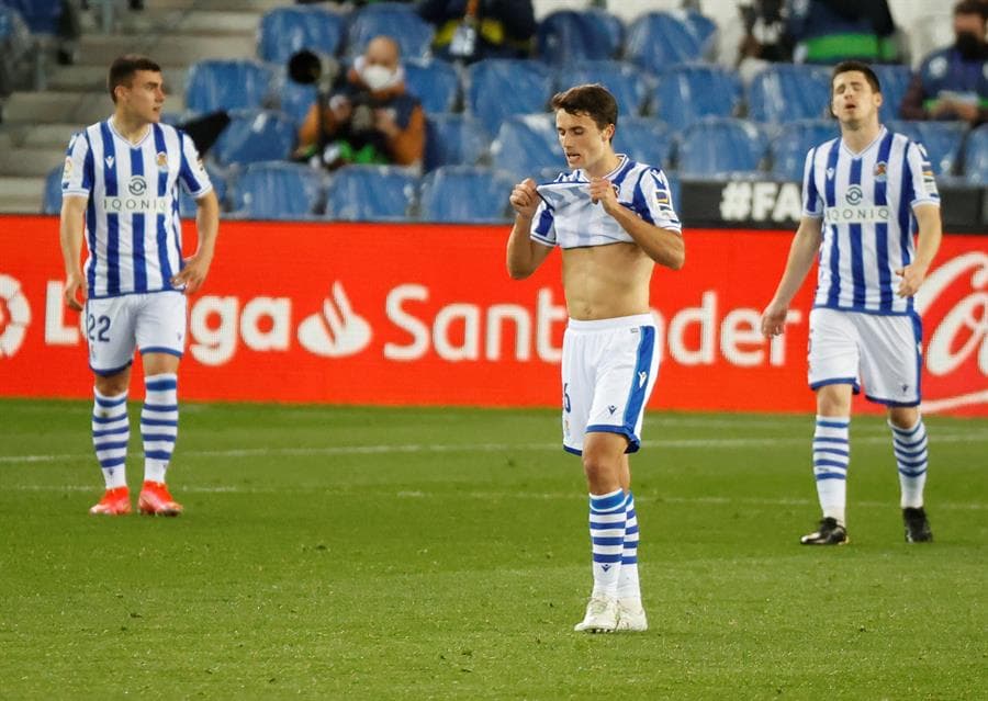 Barcelona propina goliza a la Real Sociedad con un marcador de 6-1. Griezmann abrió el marcador para los culés, seguido de Sergiño Dest, quien se lució con doblete al igual que Leo Messi y Dembelé cerró con broche de oro al minuto 71. El único tanto de los blanquiazules fue por parte de Ander Barrenetxea al minuto 77 en la J28 de LaLiga.