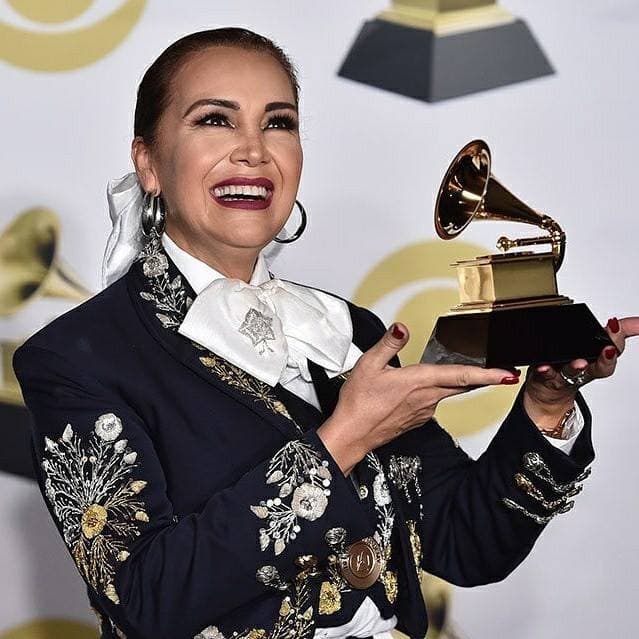 Con una enorme sonrisa la cantante mexicana no cabía de felicidad por su premio, explicando que fue el resultado a tantos años de trabajo y de amor a la música mexicana y todo ese amor está canalizado en el disco 'Arrieros somos', el cual le produjo su hijo Rodrigo.