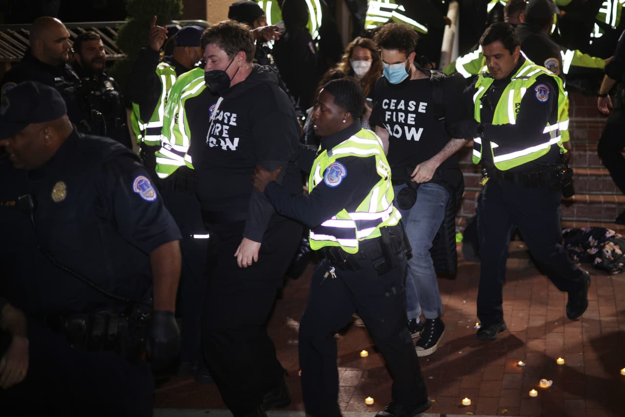 La Policía del Capitolio apuntó que logró desplazar a los manifestantes a una cuadra de distancia de la sede demócrata.