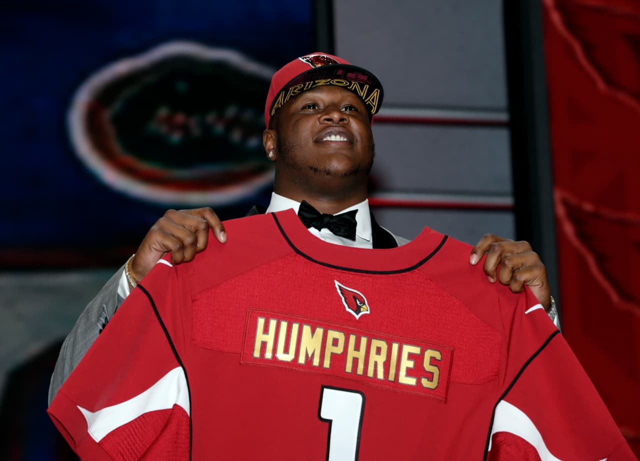 Los Cardinals firmaron a su seleccionado en la primera ronda, D.J. Humphries