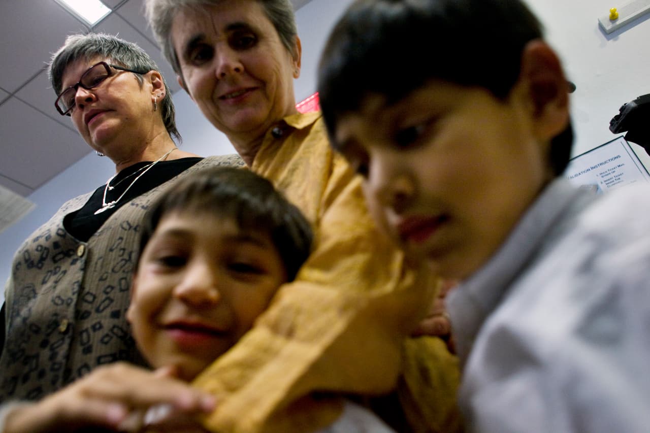 Las agencias de adopción no pueden discriminar a las parejas del mismo sexo, dicta un juez federal