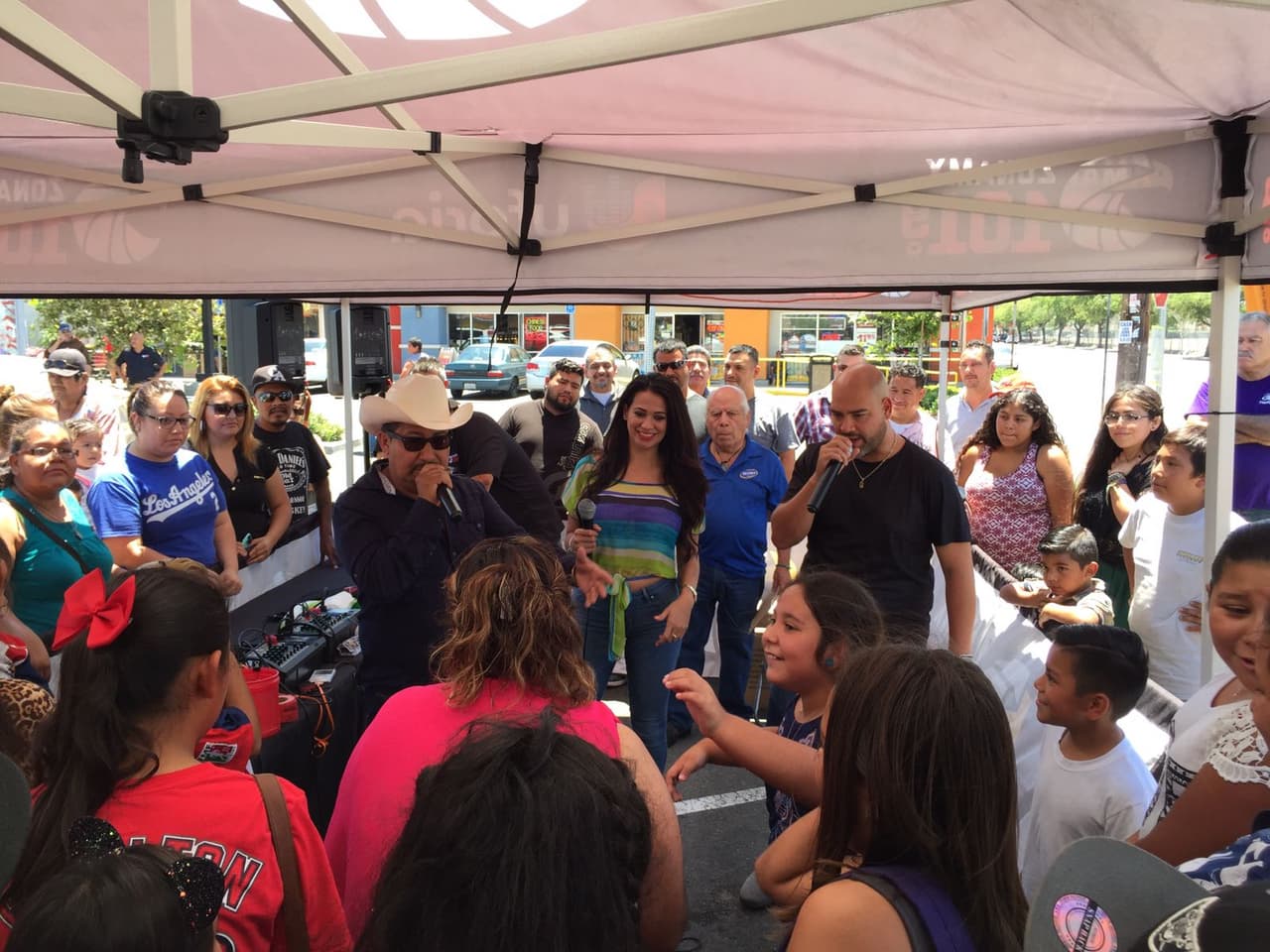 Los oyentes de Anaheim en California disfrutaron de un día lleno de sorpresas al lado de 'El Bueno, La Mala y El Feo'.