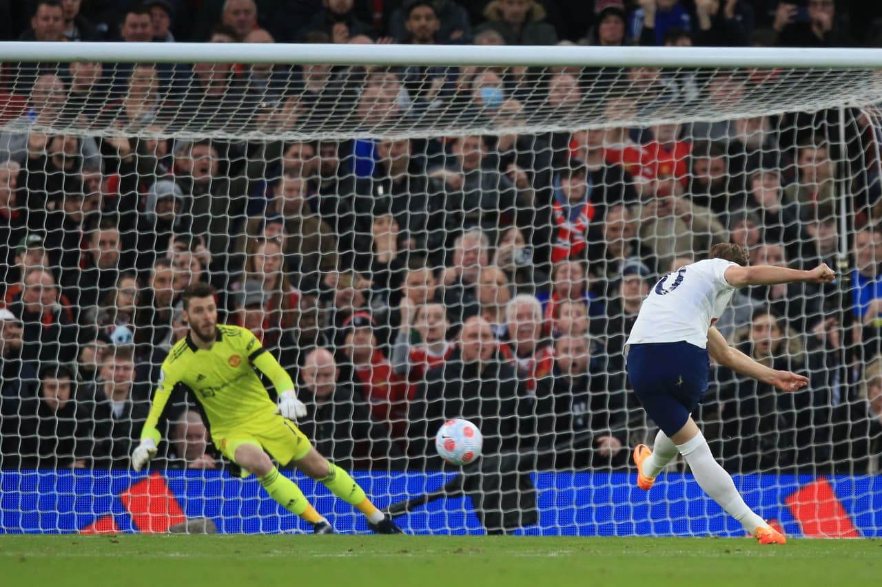 Cristiano Ronaldo anotó hat-trick para que el Manchester United venciera 3-2 al Tottenham.