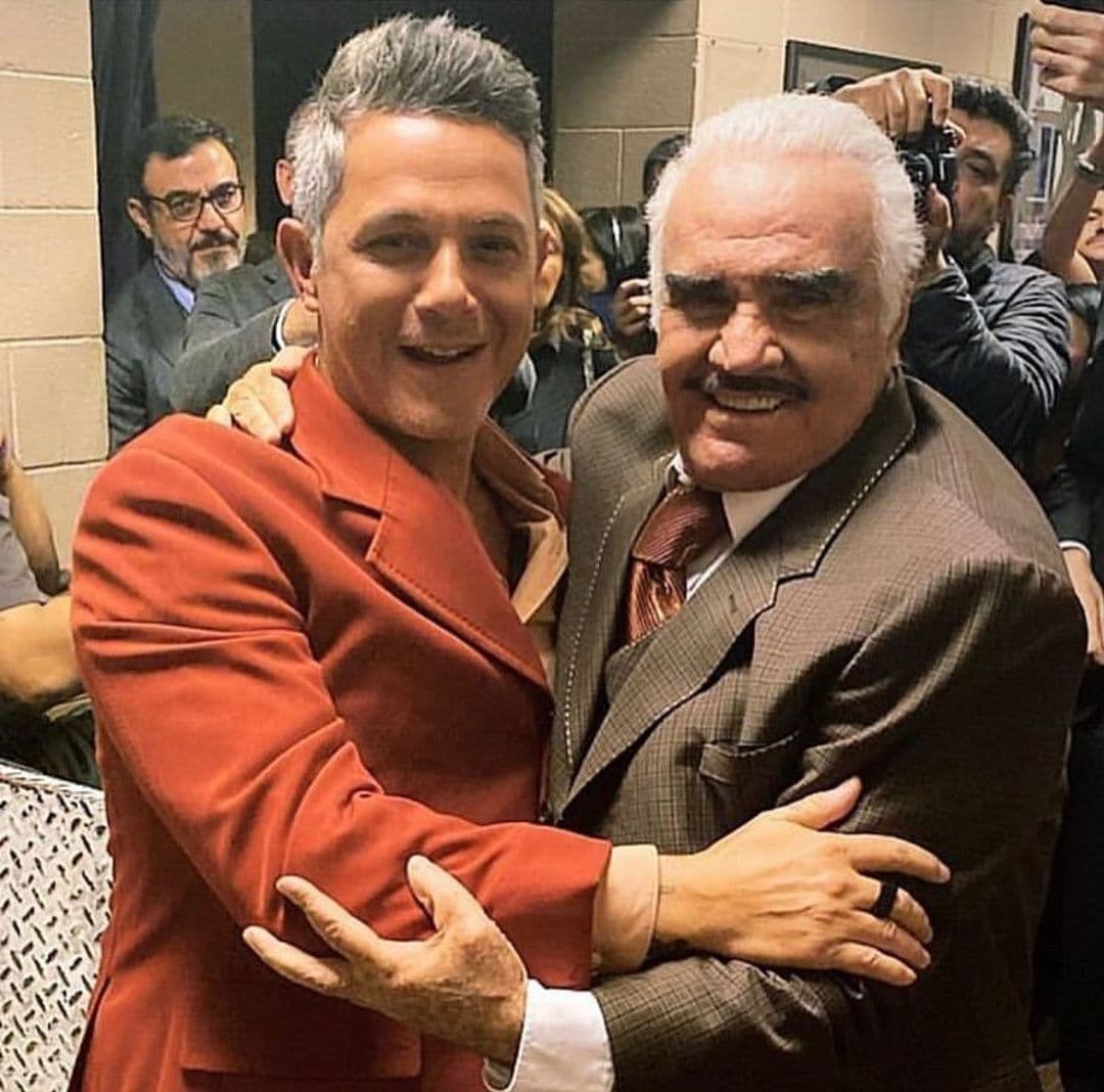 <b>Alejandro Sanz:</b> Día triste, sin palabras. La historia de la música Mexicana llevará siempre tu nombre Vicente, amigo, eres y serás EL REY por siempre. Tu legado será historia. Mi abrazo a todos los suyos. #DEP