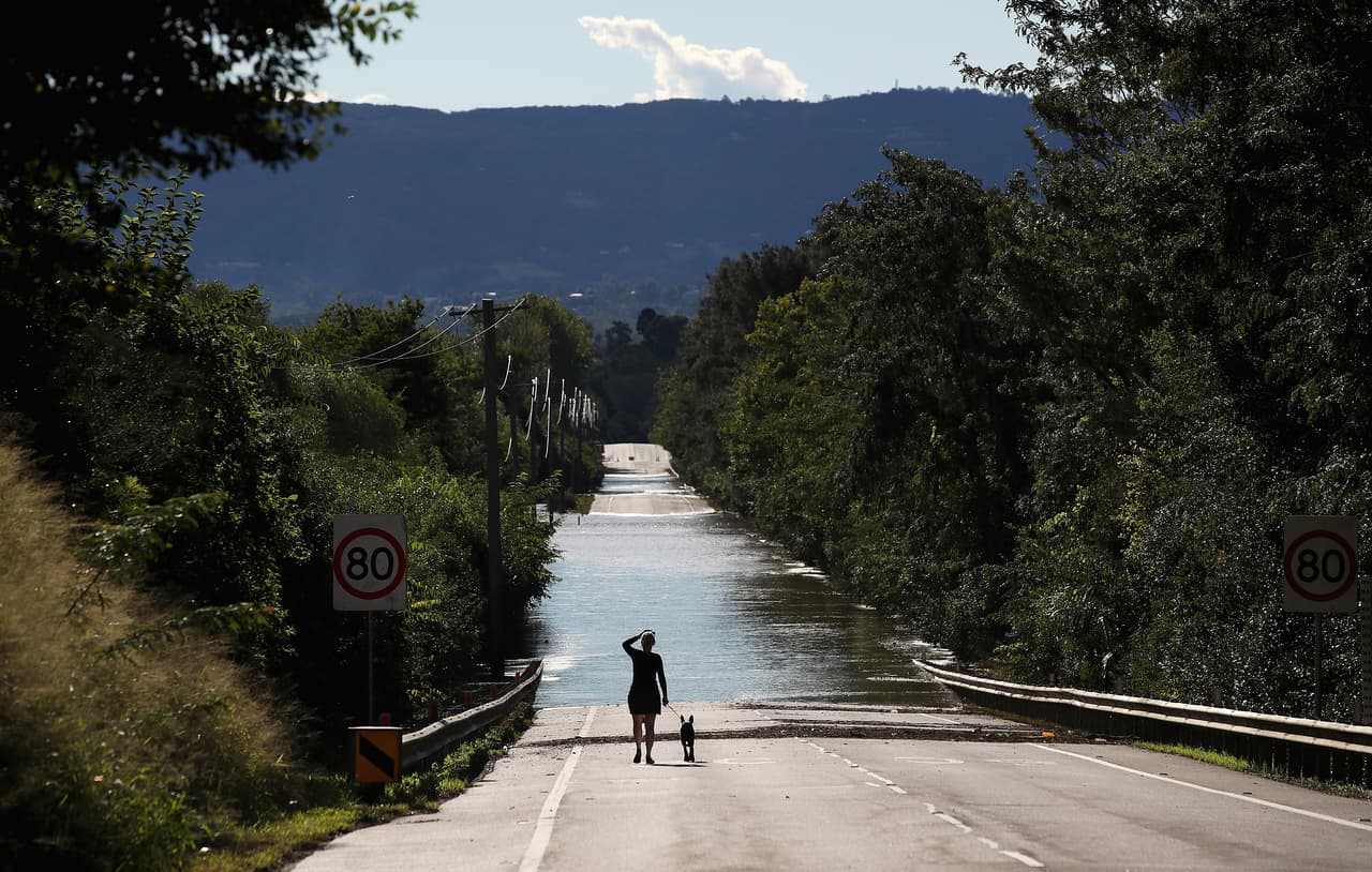 No conduzca por carreteras inundadas o alrededor de una barricada; ¡Date la vuelta, no te ahogues!