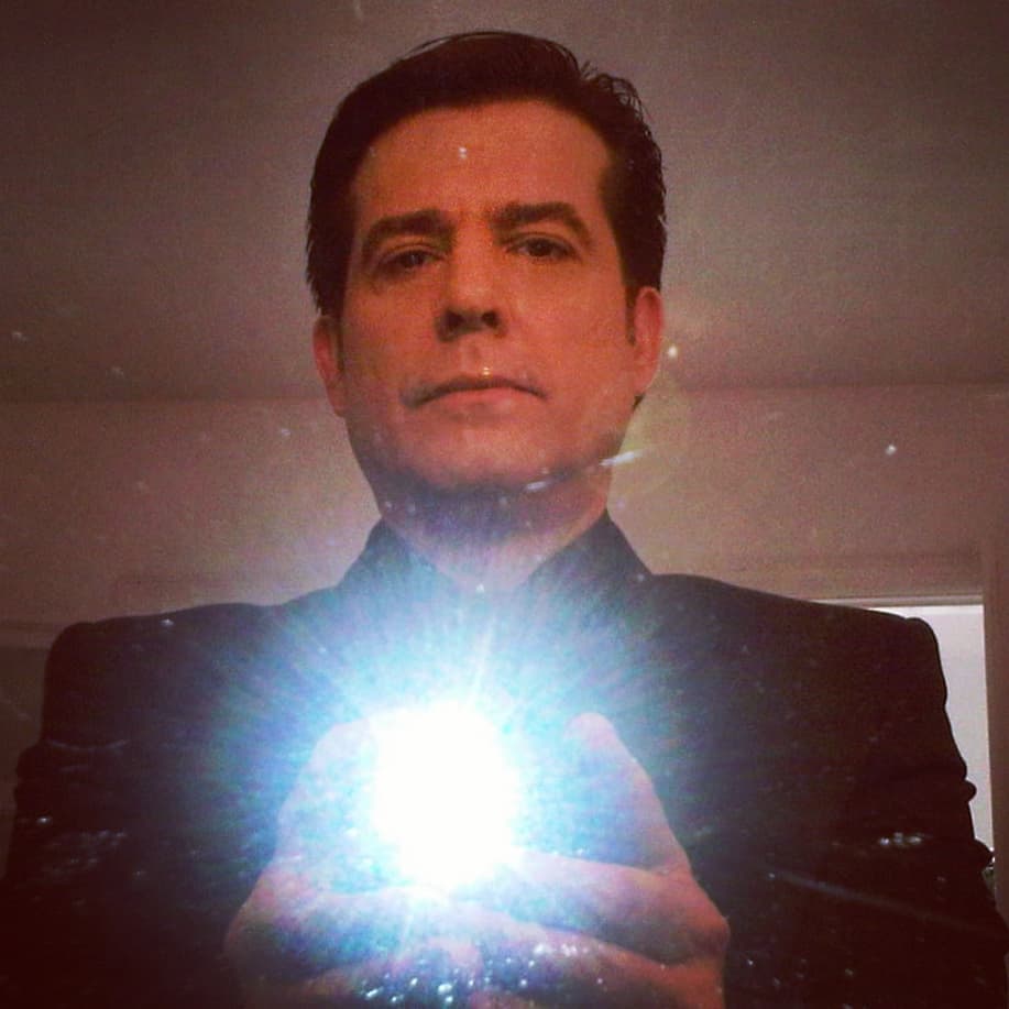 Ese melodrama marcó a la actriz. Fue durante las grabaciones que se enamoró del protagonista de la historia,
<a href="https://www.univision.com/famosos/que-ha-sido-del-actor-miguel-de-leon-a-5-anos-de-su-ultima-aparicion-en-telenovelas-fotos" target="_blank">Miguel de León</a>, con quien contrajo matrimonio en ese mismo 1995.