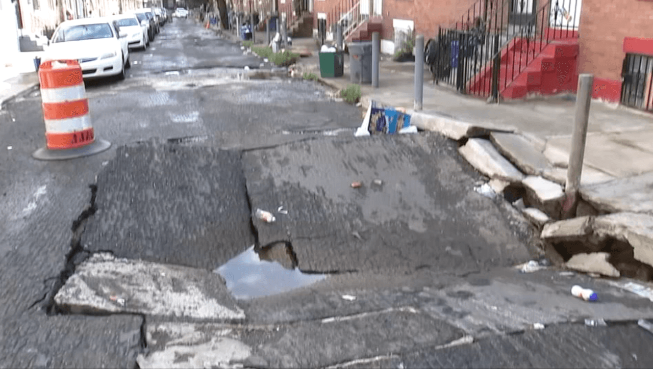Enorme sumidero en la cuadra 2400 de Keim Street en la sección de Kensington al norte de Filadelfia.