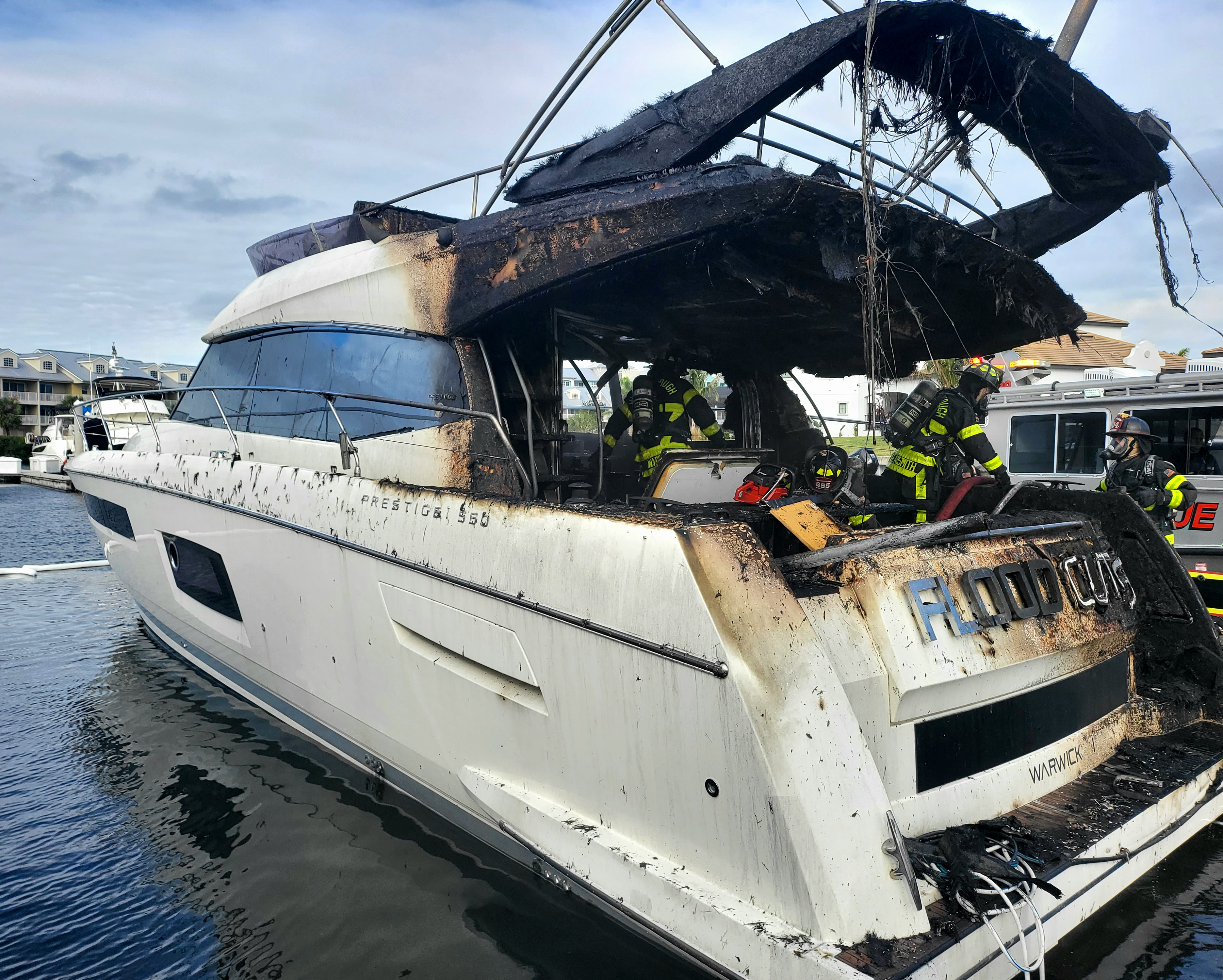 Elementos del Departamento de Bomberos del condado Hillsborough acudieron a la marina Little Harbor, en Ruskin, a sofocar el incendio de un yate.