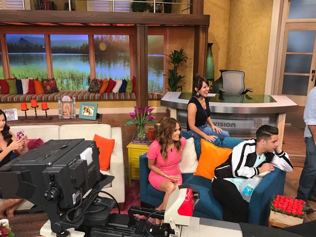 Mientras Mela se alistaba para salir al aire, los talentos de Despierta América estaban más que ansiosos por ver su sketch.