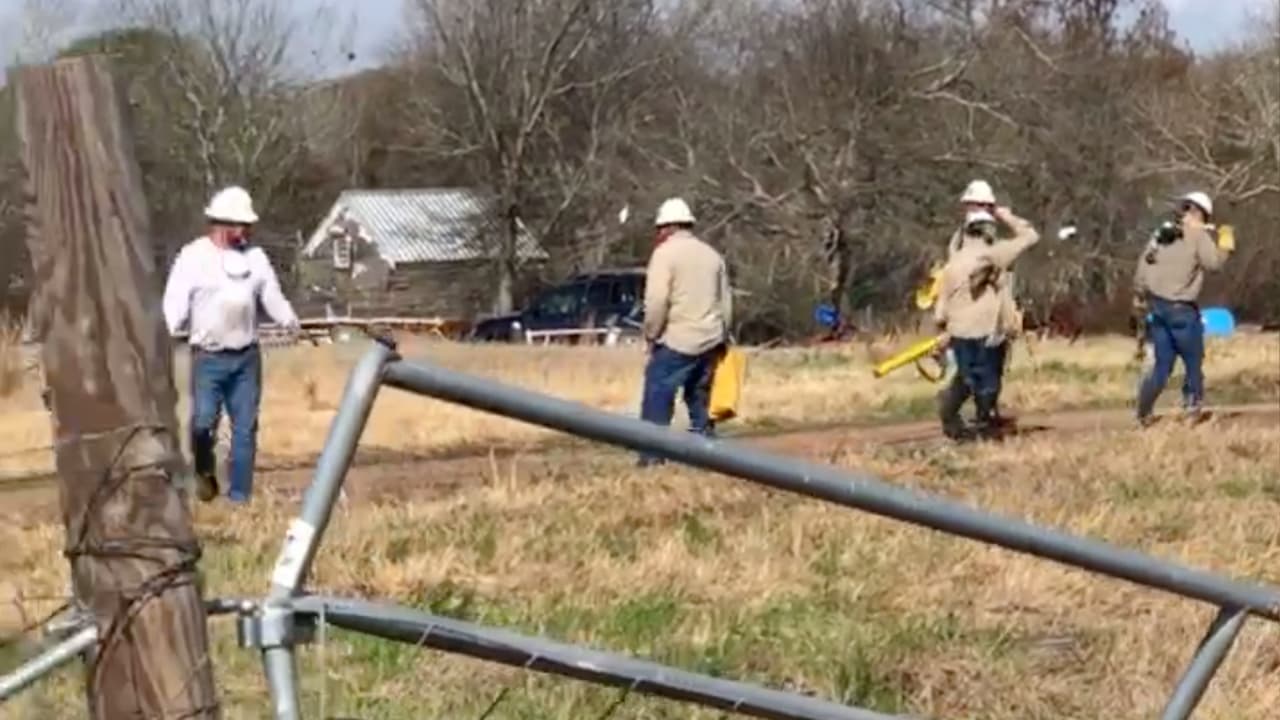 El tornado dejó a su paso también cables eléctricos caídos. Empleados de la compañía de electricidad llegaron a la zona tras recibirse los reportes.