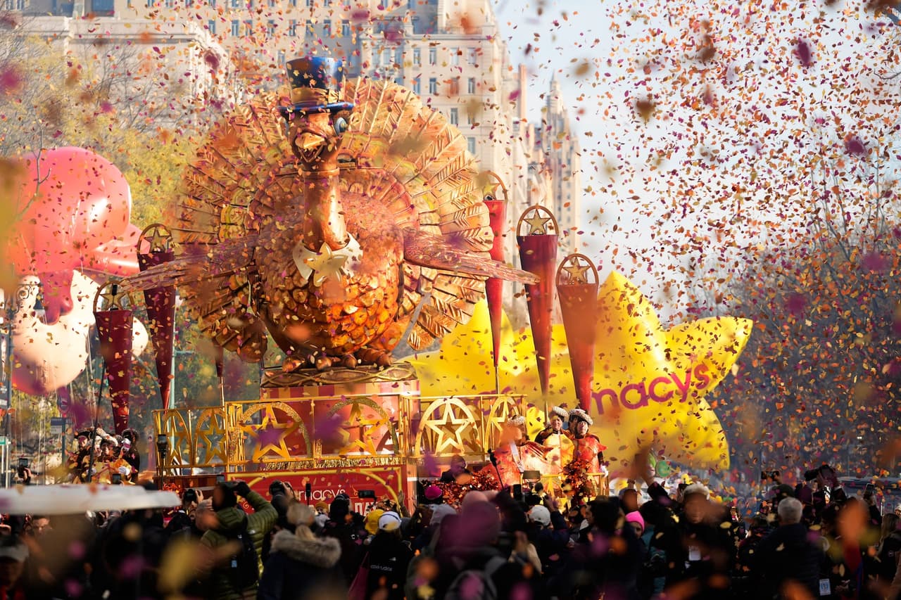 Más de tres millones de personas abarrotaron Manhattan para presenciar la edición 99 del
<b>Desfile de Acción de Gracias de Macy’s,</b> un evento marca el inicio de la temporada navideña en Nueva York.