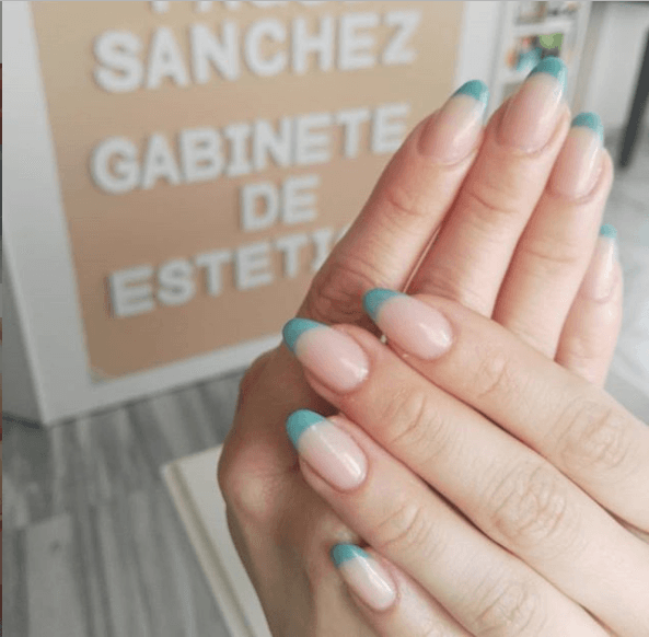 Otro tipo de francés pero con una línea más delgada en uñas en punta, acá podrás usar tu imaginación con los colores que tú decidas.