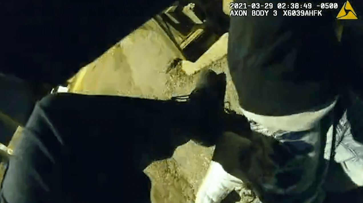 El oficial llama a una ambulancia y comienza a hacer resucitación cardio pulmonar (CPR, por sus siglas en inglés).
<br>