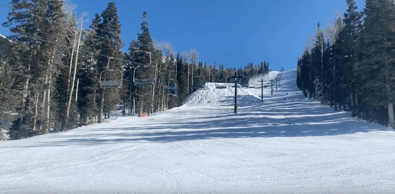 Arizona Snowbowl esta ubicado en San Francisco, Arizona, a solo siete millas de Flagstaff, a dos horas de Phoenix y a 70 millas del Gran Cañón. El complejo abrió sus puertas en 1938 y es una de las áreas de esquí más antiguas del país.
<br>