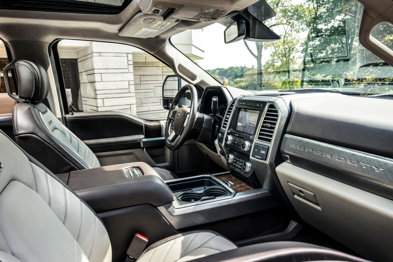 Las butacas anatómicas con pronunciados soportes laterales terminadas en cuero lucen más aptas para un deportivo que para una enorme camioneta pickup. para hacer las cosas mejores aún, las mismas cuentan con calefacción y ventilación incorporada. Según Aileen Barraza, gerente de diseño de camiones Ford, entrar en la cabina de la Super Duty Limited da la sensación de “abrir las puertas de tu humidificador de cigarros y
<b>hundirte en tu poltrona de cuero favorita</b>”.
<br>