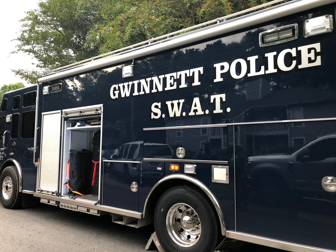 Las autoridades dijeron que el sujeto se atrincheró en la residencia con un menor de edad y dijeron que podía estar armado.