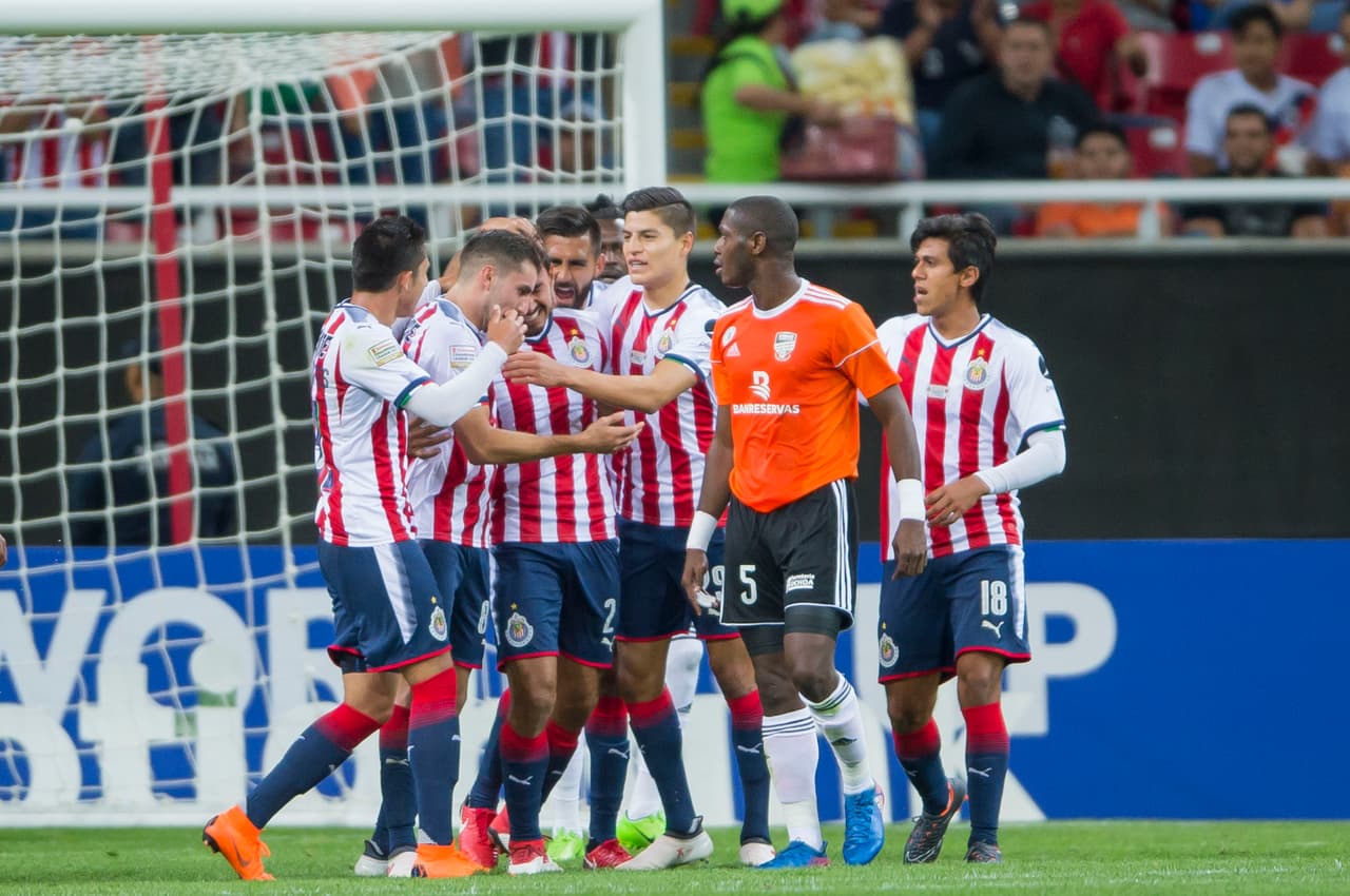 Un buen centro de Sandoval que el defensa pudo conectar en el área, por encima de sus marcadores, y cambiarle el palo al portero del equipo dominicano.
