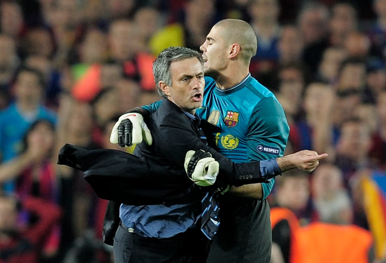 Años después, su carrera como técnico despegó y brilló con Porto, Chelsea e Inter de Milán, lo que lo llevó al banquillo de Real Madrid donde emprendió su enemistad con Barcelona.