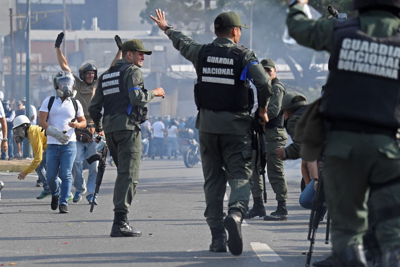 El general Vladimir Padrino, ministro de defensa venezolano, calificó la situación como un golpe de estado perpetrado por una “minúscula” fracción militar.