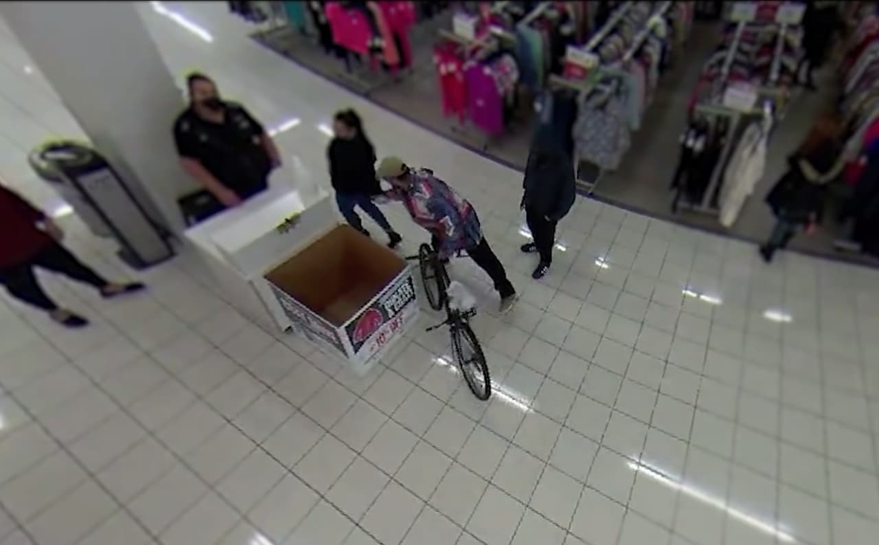 <b>11:05 a.m: </b>El sospechoso comienza a actuar de modo agresivo hacia otras personas.