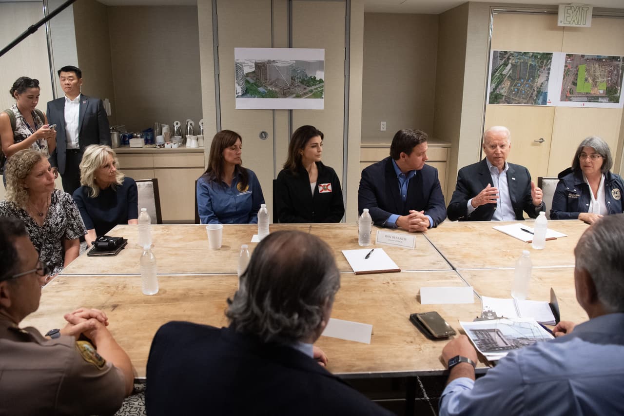Biden fue informado sobre la situación por eel gobernador de Florida, Ron DeSantis, y la alcaldesa del condado de Miami-Dade, Daniella Levine Cava. También estuvieron los dos senadores republicanos del estado, Marco Rubio y Rick Scott.
<br>