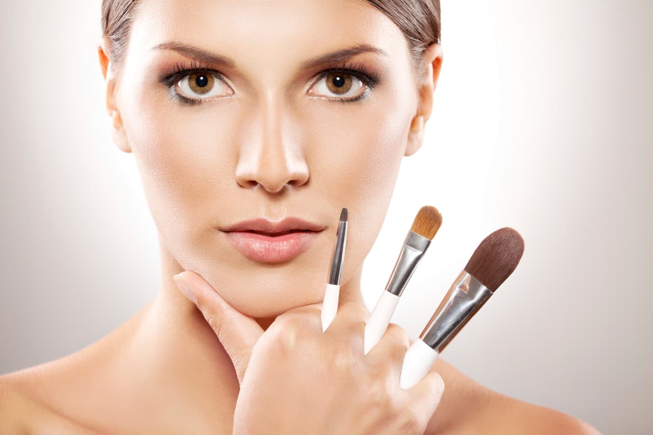 Boquitas pintadas. ¿Prefieres resaltar tus labios? Escoge un buen color y opta por los ‘lipsticks’ mate, recomendó Saraví. Sus componentes tienen más polvo. ¿Resultado? El efecto dura más y el labial se corre menos.