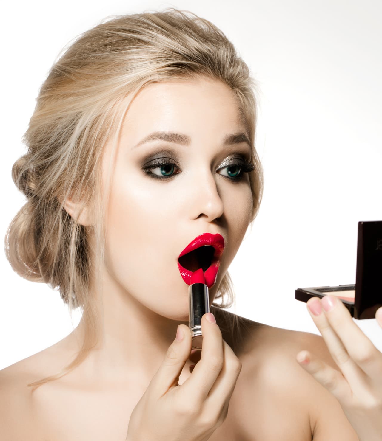 Un nuevo clásico. Los ‘smokey eyes’ se han convertido en un ‘must’ de todas las temporadas. Si aún no los probaste, ¡anímate! No necesitas un esfumado súper oscuro. Añade un poco de color. Quedará mucho mejor, sugirió Depp.