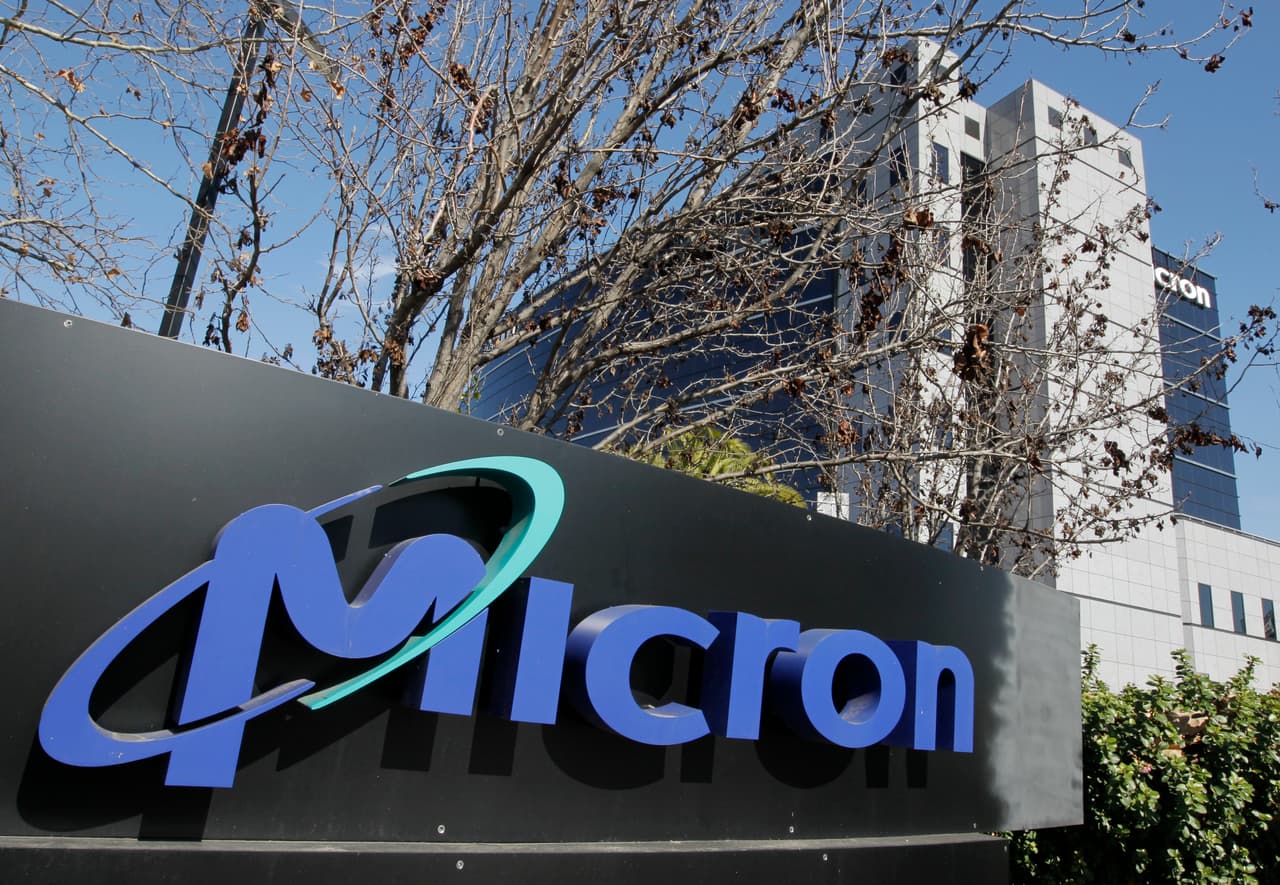 <b>MICRON</b>. Hace un mes, el mayor fabricante estadounidense de chips de memoria para computadoras y celulares ya había manifestado sus preocupaciones por no poder cumplir con su pronóstico de ingresos para el primer trimestre fiscal. La pandemia provocó que Micron no cumpliera con sus proyecciones de venta. Sin embargo, para este último cuatrimestre espera reportar ingresos que van desde los 5,750 millones a 6,250 millones de dólares.
<b> </b>Las acciones de Micron Technology (NASDAQ: MU) cayeron este martes un 3.1%.