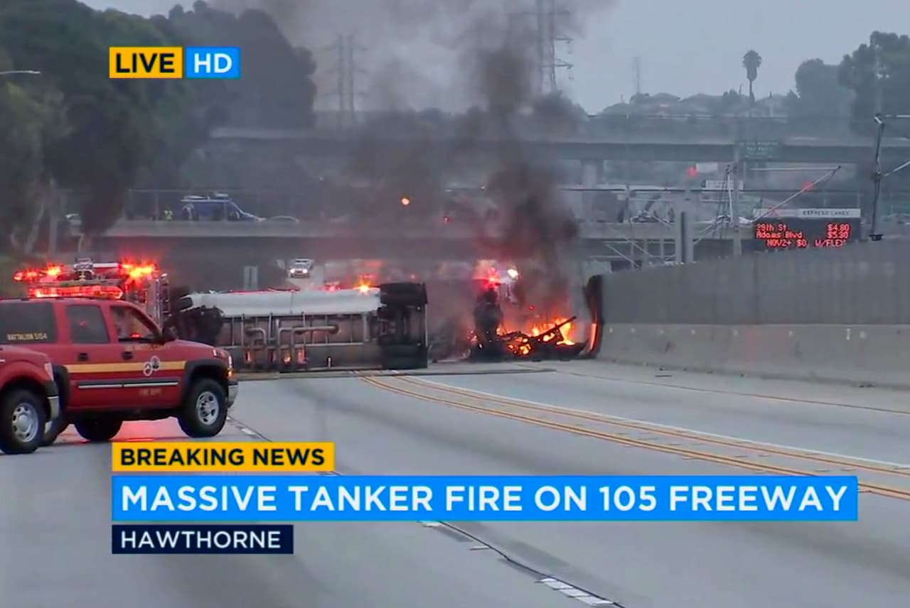 Esta imagen tomada de un video proporcionado por KABC-TV muestra al camión cisterna quemándose tras chocar en la mañana de este viernes, en una autopista cercana al Aeropuerto Internacional de Los Ángeles.