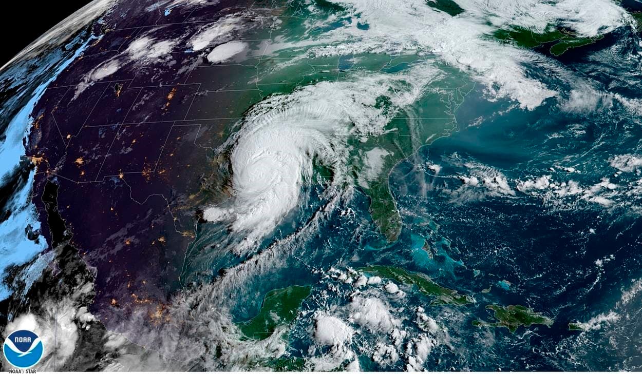 Horas después de tocar tierra, Laura seguía manteniendo vientos de más de 100 mph. El vórtice se desplazaba hacia el norte en Louisiana con vientos dañinos que se extendían hasta 174 millas.