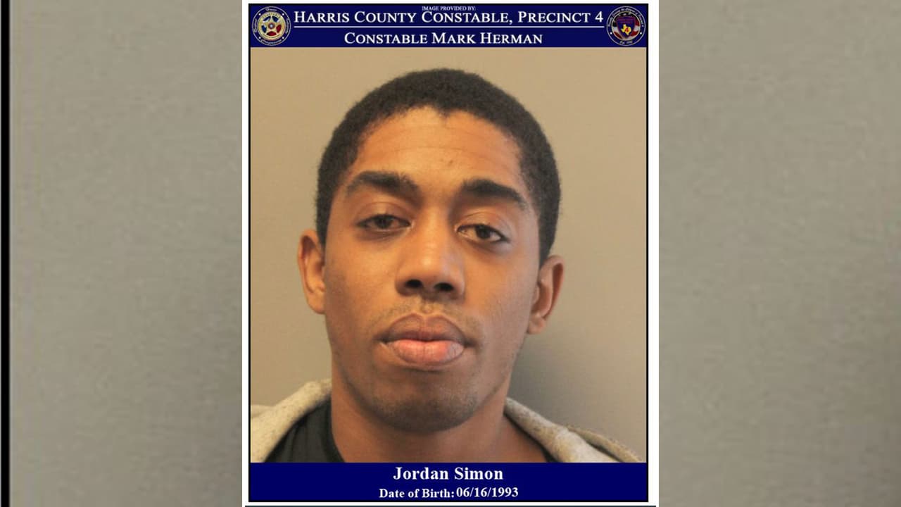 Jordan Simon, 27 años. Cargos: Conducir en estado de ebriedad. Multa: $100