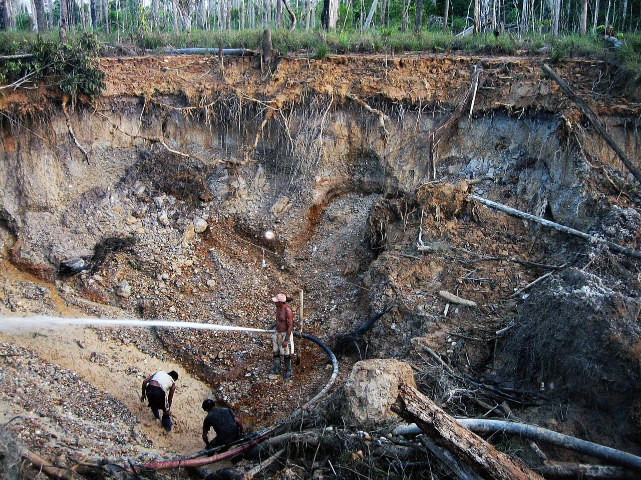 "Madre de Dios", un
<a href="https://www.univision.com/estilo-de-vida/fotografia/madre-de-dios-un-paraiso-natural-de-peru-destrozado-por-la-mineria-fotos">paraíso natural de Perú ha sido destrozado por la minería</a>. La fiebre del oro ha devastado la flora y fauna de esta región amazónica. Esta tragedia ecológica está provocando severos daños a la salud de la población, especialmente por la contaminación por mercurio. La fotografía es de junio de 2016.
<br>