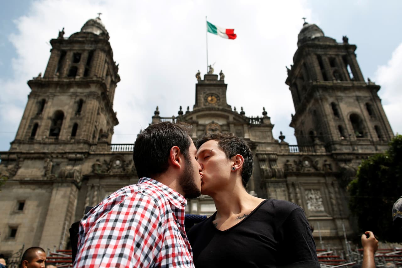 Con un beso frente a la Catedral Metropolitana, una pareja gay culminó la marcha de cientos de personas este domingo, en defensa de los matrimonios entre personas del mismo sexo.